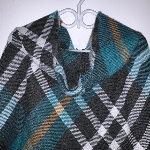 Modena Poncho - Picture 2 of 3